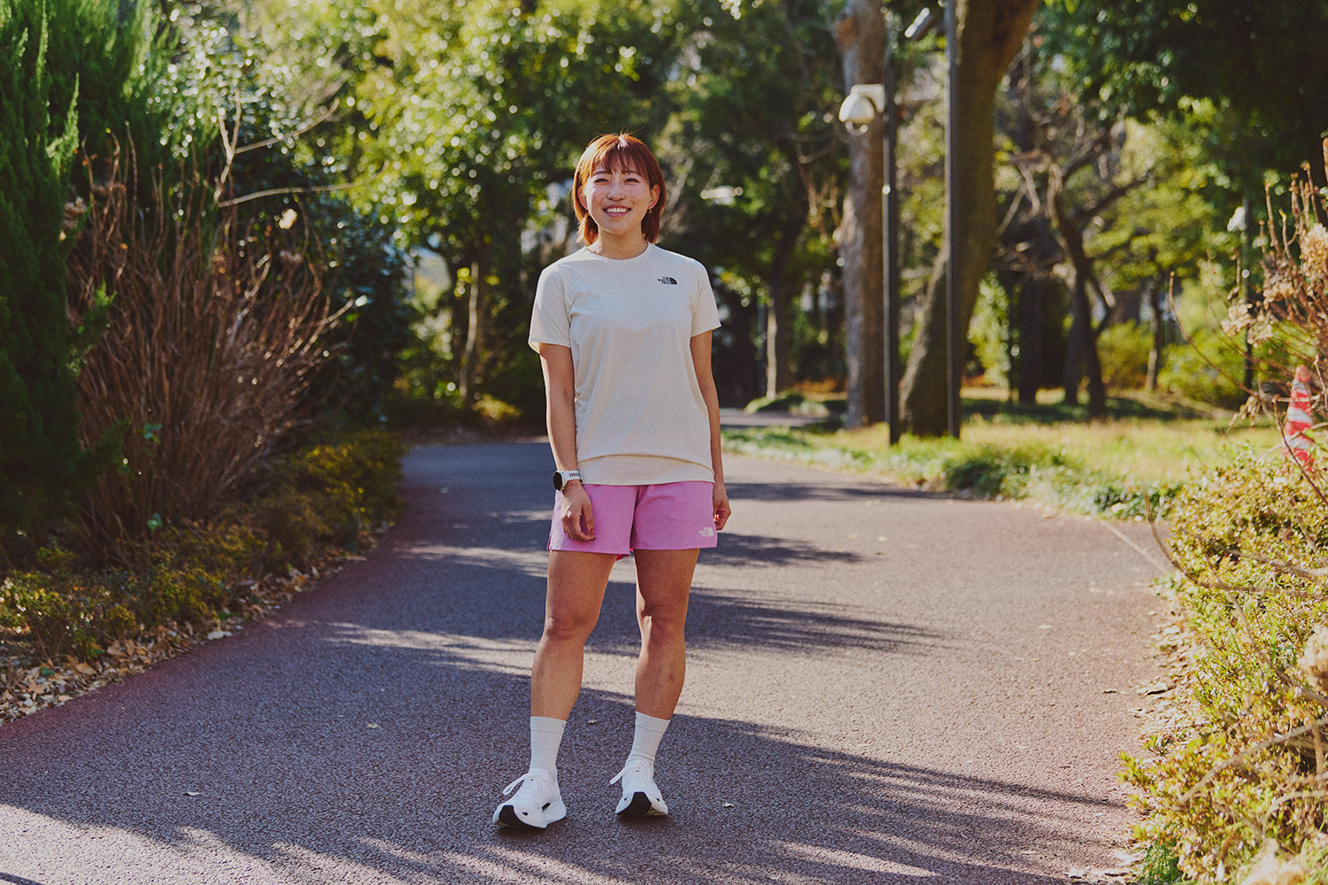 厚底なのに、足だけが先に行かない“ちょうどいい跳ね方”──みゃこ